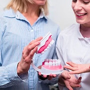 Moderne Zahnprothesen: Komfort und Ästhetik vereint