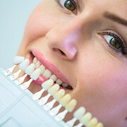 Veneers für ein perfektes Lächeln: Ablauf, Kosten und Pflege