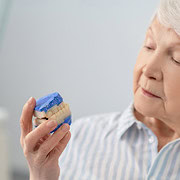 Schlecht sitzende Prothese? So hilft Ihnen Ihr Zahnarzt in Hamburg 1 Schlecht sitzende Prothese? So hilft Ihnen Ihr Zahnarzt in Hamburg
